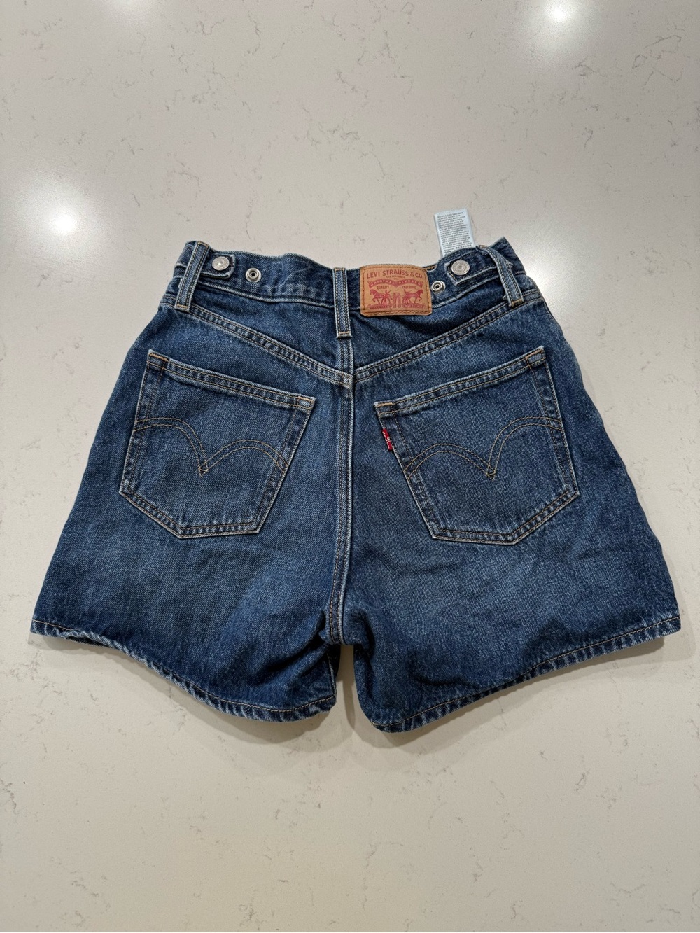 Levi's Cinch Classic High-Waist Dark Wash Denim Shorts. Size 25 - Picture 7 of 9